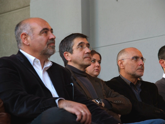 Patxi Lpez, entre Jos Antonio Pastor, Secretario General del PSE-EE de Vizcaya, y Rodolfo Ares, Secretario de Organizacin