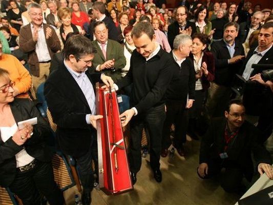 Patxi Lpez entreg una makila a Rodrguez Zapatero en nombre de todos los Socialistas Vascos 