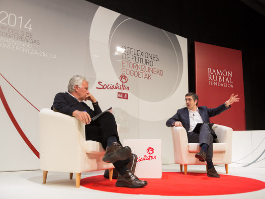 Patxi Lpez y Felipe Gonzlez durante la conferencia que el ex-presidente ha ofrecido, esta tarde en Bilbao, "La crisis del modelo global"
