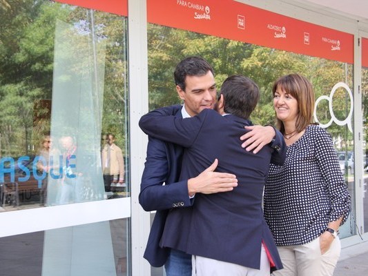 Patxi Lpez y Pedro Snchez, se funden en un abrazo. (Foto Socialistas Vascos)