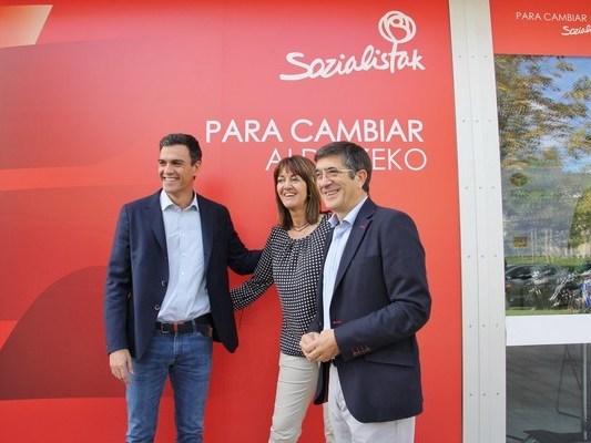 Pedro Smchez, IDoia Mendia y Patxi Lpez instntes antes de iniciar el Congreso Extraordinario (Foto Socialistas Vascos)