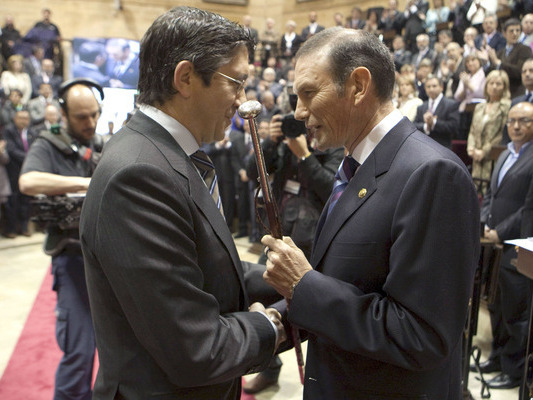 Recibiendo la makila de manos de Juan Jos Ibarretxe 