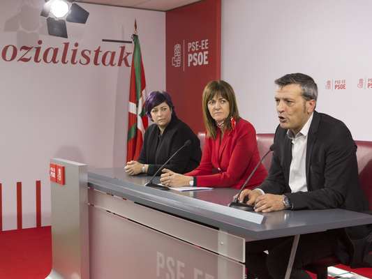Rueda de prensa de Idoia Mendia con los europarlamentarios Edouard Martin y Eider Gardiazabal