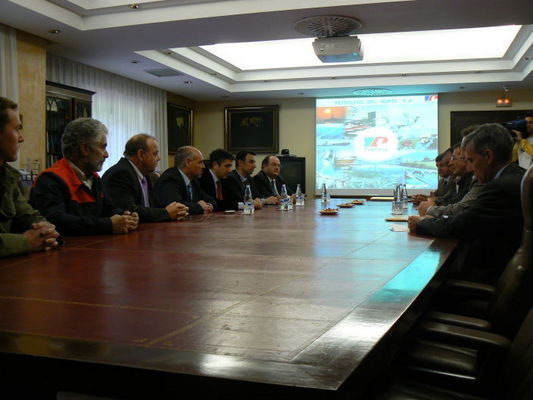 Un momento de la reunin entre el PSE-EE y los representantes de la empresa 