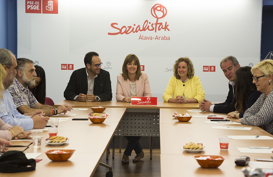 Antonio Hernando e Idoia Mendia mantienen un encuentro con las candidaturas de Álava para el 26-J [Foto: Socialistas Vascos]