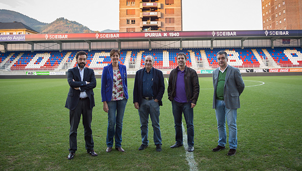 Alex Aranzabal, Idoia Mendia, Miguel de los Toyos, Iaki Arriola y Miguel ngel Morales durante la visita a las instalaciones del Eibar. [Foto: Socialistas Vascos]