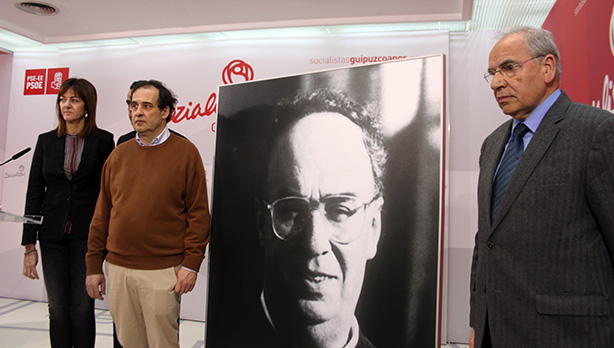 Alfonso Guerra, Fernando Mgica (hijo) e Idoia Mendia junto a la foto del histrico dirigente socialista asesinado por ETA, Fernando Mgica. [Foto: Socialistas Gipuzkoanos]