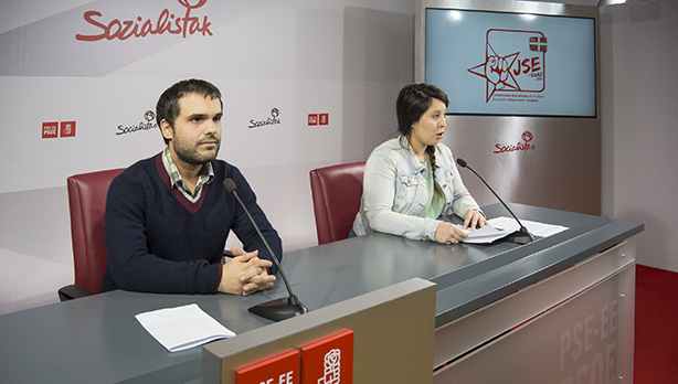 Azahara Domnguez, JSE-Egazeko idazkari nagusia, eta Endika Tapia, JSE-Egazeko Erakunde-politikako idazkaria, JSE-Egaz-eko hauteskunde-programa aurkezteko goizean eskaini duten prentsaurrekoan. [Argazkia: Euskal Sozialistak]