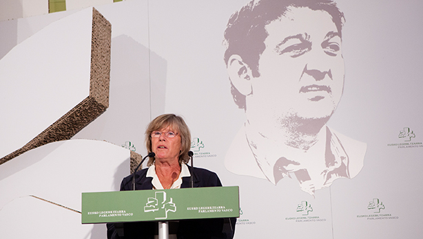 Barbara Drkhop, Enrique Casasen alarguna, Eusko Legebiltzarrean (Vitoria-Gasteiz) egindako omenaldi-ekitaldian. (Argazkia: Irekia)