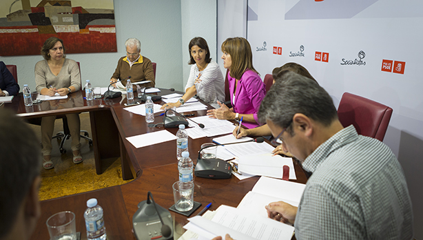 Begoa Gil, Secretaria de Poltica Institucional del PSE-EE durante una reunin con Idoia Mendia y alcaldes socialistas vascos. [Foto: Socialistas Vascos]