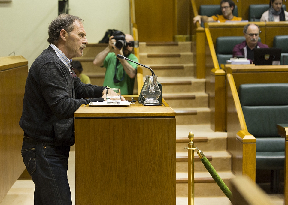 Bixen Itxaso en el Parlamento Vasco defendiendo la Ley de vivienda