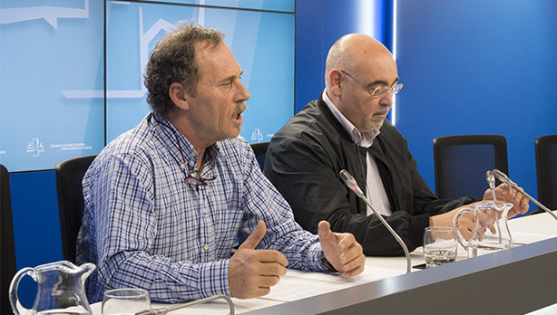 Bixen Itxaso eta Jos Antonio Pastor goizen Eusko Legebiltzarrean eskaini duten prentsaurrekoan. [Argazkia: Euskal Sozialistak]