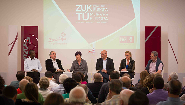 Cheik Tidane, Luis M. Pariza, Eider Gardiazabal, Jos Antonio Pastor y Teresa Laespada Javier Urrutia en el acto "Ciudadana por Europa" que se ha celebrado en Bilbao. (Foto: Socialistas Vascos)