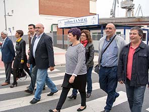 Concejales, junteros y parlamentarios de Socialistas Vascos saliendo del astillero de La Naval tras reunirse con el Comit de Empresa. (Foto: Socialistas Vascos)