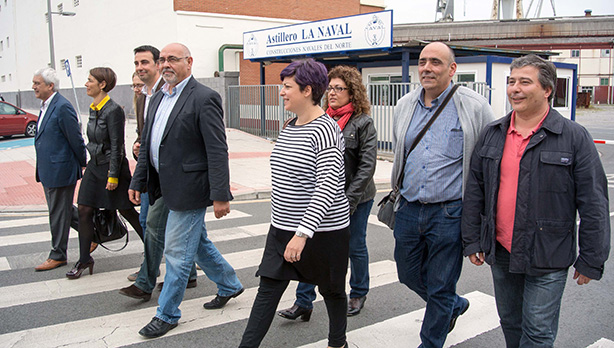 Zinegotziak, batzarkideak eta Euskal Sozialistak taldeko legebiltzarkideak La Naval ontziolatik atera direnean, Enpresa-batzordearekin bildu ondoren (Argazkia: Euskal Sozialistak)