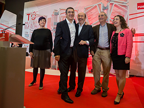 Eider Gardiazabal, Patxi Lpez, Alfredo Prez Rubalcaba, Iaki Arriola y Maider Lainez en el mitin que se ha celebrado en el Palacio Kursaal de Donostia (Foto: Socialistas Vascos)