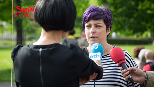 Eider Gardiazabalek komunikabideei arreta egin die Txurdinagan (Bilbo). (Argazkia: Euskal Sozialistak)