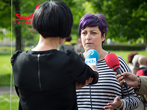 Eider Gardiazabal, atentiendo a los medios de comunicacin en Txurdinaga (Bilbao). (Foto: SOcialistas Vascos)