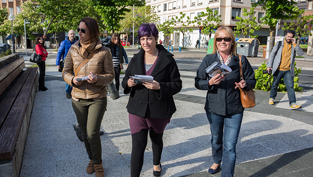 Eider Gardiazabal durante el reparto de rosas y folletos en Vitoria-Gasteiz. (Foto: Socialistas Vascos)