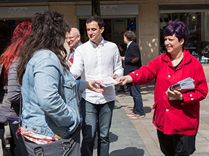 Eider Gardiazabal durante el reparto de rosas y folletos en Vitoria-Gasteiz. (Foto: Socialistas Vascos)