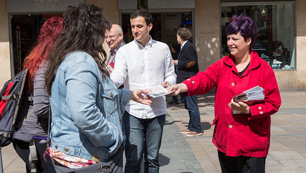 Eider Gardiazabal durante el reparto de rosas y folletos en Vitoria-Gasteiz. (Foto: Socialistas Vascos)