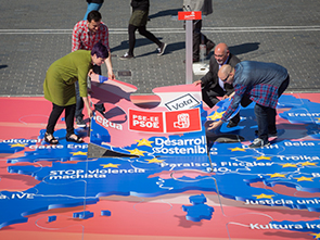 Ekain Rico, Eider Gardiazabal, Jos Antonio Pastor y Alain Coloma colcando una pieza del puzzle que JSE-Egaz ha creado con los valores que defienden los Socialistas en Europa. (Foto: Socialistas Vascos)