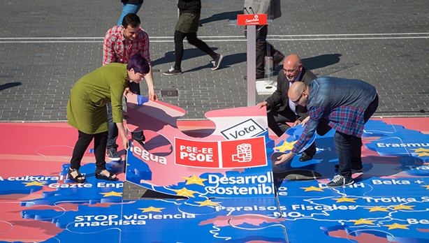 Ekain Rico, Eider Gardiazabal, Jos Antonio Pastor y Alain Coloma colcando una pieza del puzzle que JSE-Egaz ha creado con los valores que defienden los Socialistas en Europa. (Foto: Socialistas Vascos)