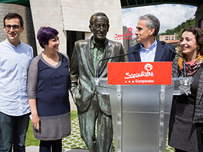 Ekain Rico, Eider Gardiazabal, Ramn Jaregui y Maider Lainez, junto a la estatua de Ramn Rubial en Bilbao. (Foto: Socialistas Vascos)