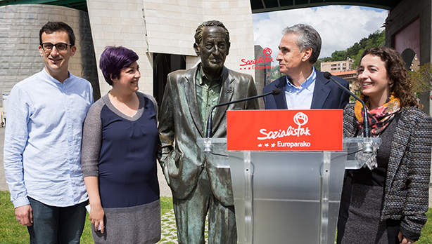 Ekain Rico, Eider Gardiazabal, Ramn Jaregui y Maider Lainez, junto a la estatua de Ramn Rubial en Bilbao. (Foto: Socialistas Vascos)