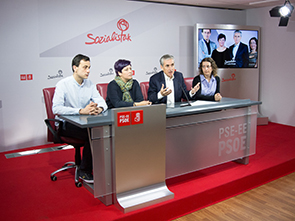 Ekain Rico, Eider Gardiazabal, Ramn Jaregui y Maider Lainez, junto a la estatua de Ramn Rubial en Bilbao. (Foto: Socialistas Vascos)