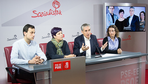 Ekain Rico, Eider Gardiazabal, Ramn Jaregui eta Maider Lainez, Bilboko Ramn Rubialen estatuaren parean. (Argazkia: Euskal Sozialistak)
