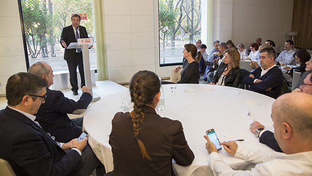 El Presidente de Extremadura, Guillermo Fernndez-Vara, durante su intervencin en Vitoria-Gasteiz. [Foto: Socialistas Vascos]