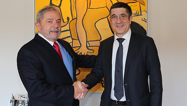 El expresidente de Brasil, Luiz Inácio Lula da Silva, se ha reunido hoy con el Secretario General del PSE-EE y anterior lehendakari del Gobierno Vasco, Patxi López, aprovechando la visita del político brasileño a Bilbao.