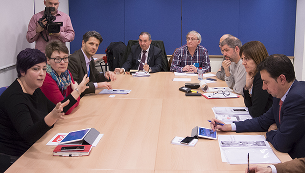 El parlamentario Socialista, Jon Azkue, durante una reunin en Bruselas con el Comit de Empresa de ACB Sestao y representantes de la Comisin Europea. [Foto: Socialistas Vascos]