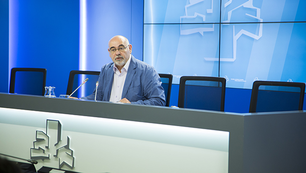 El portavoz parlamentario, Jos Antonio Pastor, durante la rueda de prensa que ha ofrecido esta maana en el Parlamento Vasco. [Foto: Socialistas Vascos]