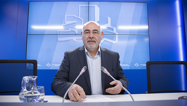 Jos Antonio Pastor Legebiltzarreko bozeramailea, goizean Eusko Legebiltzarrean eskaini duen prentsaurrekoan. [Argazkia: Euskal Sozialistak]