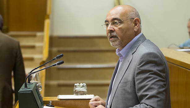 El portavoz parlamentario socialista, Jos Antonior Pastor, en la rueda de prensa que ha ofrecido esta maana en el Parlamento Vasco de Vitoria-Gasteiz. [Foto: Parlamento Vasco]