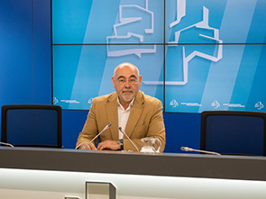 El portavoz parlamentario socialista, Jos Antonior Pastor, en la rueda de prensa que ha ofrecido esta maana en el Parlamento Vasco de Vitoria-Gasteiz. [Foto: Socialistas Vascos]