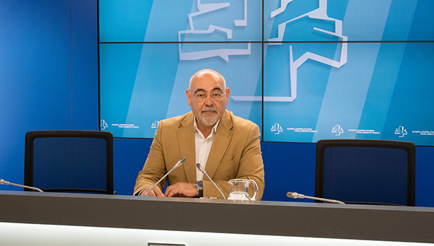 El portavoz parlamentario socialista, Jos Antonior Pastor, en la rueda de prensa que ha ofrecido esta maana en el Parlamento Vasco de Vitoria-Gasteiz. [Foto: Socialistas Vascos]