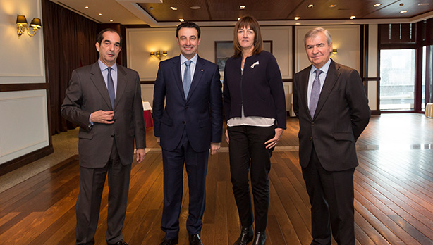 Enrique Portocarrero (Euskadiko Enpresaburuen Bilguneko zuzendaria), Mikel Torres (Bizkaiko PSE-EEko idazkari nagusia), Idoia Mendia (PSE-EEko idazkari nagusia) eta Jos Mara Bergareche (Euskadiko Enpresaburuen Bilguneko presidentea). [Argazkia: Euskal Sozialistak]
