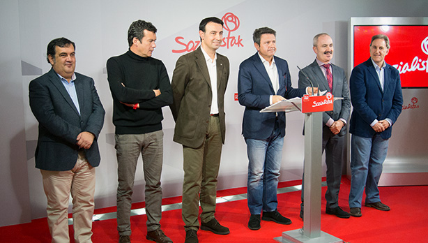 Ernesto Gasco, javier Martnez, Mikel Torres, Jos Antonio Santano, Alfonso Garca y Alfonso Gil durante la rueda de prensa que han ofrecido esta maana en la sede del PSE-EE de Euskadi en Bilbao. [Foto: Socialistas Vascos]