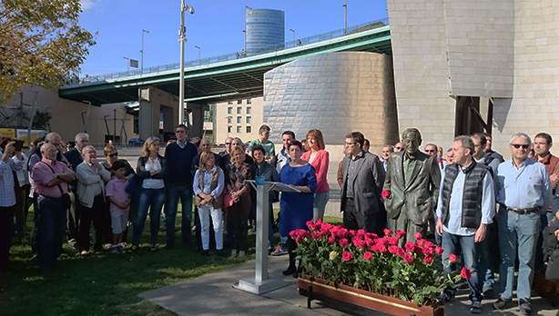 Homenaje a Ramn Rubial en la Puerta de los Honorables. [Foto: Socialistas Vascos]