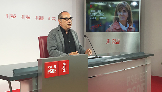 Iaki Arriola, coordinador del programa electoral del PSE-EE, durante la rueda de prensa en Bilbao.