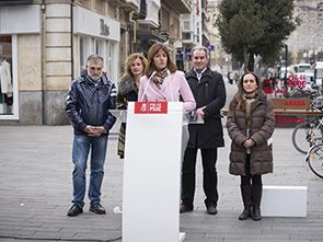 Idoia Mendia, Javier Lasarte y Julia Liberal, en Vitoria