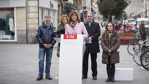 Idoia Mendia, Javier Lasarte y Julia Liberal, en Vitoria