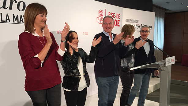 Idoia Mendia, Julia Liberal, Javier Lasarte, Cristina Gonzlez y Ramn Jaregui en Vitoria-Gasteiz. [Foto: Socialistas Vascos]