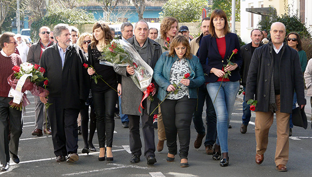 Idoia Mendia, Marian Carrasco, Iaki Arriola, Sandra Carrasco eta Jess Eguiguren Navas de Tolosa kalerantz joaten (Arrasate), ETAK Isaas Carrasco zinegotzi sozialista han hil baitzuen. [Argazkia: Gipuzkoako Sozialistak]