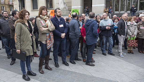 Idoia Mendia acude a la concentracin en solidaridad con #Los8deAirbus [Foto:Socialistas Vascos]