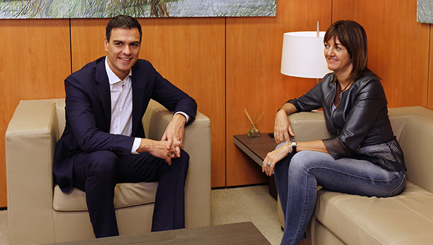 Idoia Mendia dialoga con Pedro Snchez en la reunin que han mantenido esta maana en la sede del PSOE en Madrid. [Foto: PSOE]