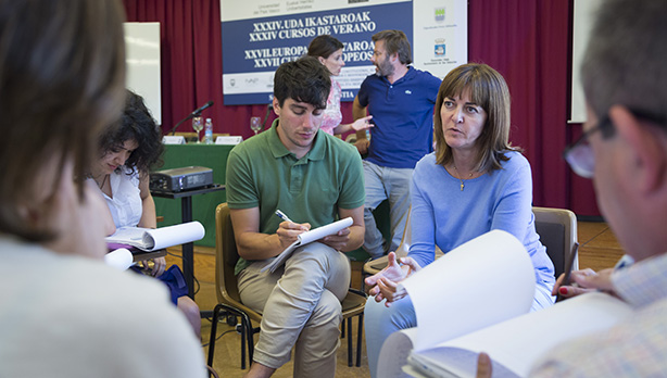 Idoia Mendia dialoga con los participantes en el curso de verano de la UPV-EHU. [Foto: Socialistas Vascos]